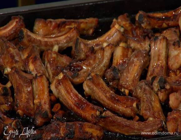 Когда мясо будет практически готово, снять фольгу, снова полить ребра выделившимся соком и запекать до золотистой корочки.