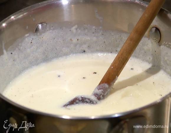 Когда молоко практически закипит, удалить лавровые листья и стручок ванили затем, непрерывно помешивая, всыпать манную крупу и варить на небольшом огне до готовности.