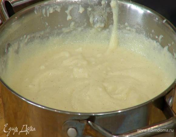 Приготовить крем: сахар с яйцами взбить блендером с насадкой-венчиком в пышную массу и тонкой струйкой влить в готовую манку, непрерывно вымешивая на медленной скорости блендером.