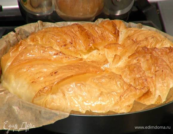 Выпекать пирог в разогретой духовке 15–18 минут. Нарезать и подавать пирог полностью остывшим.