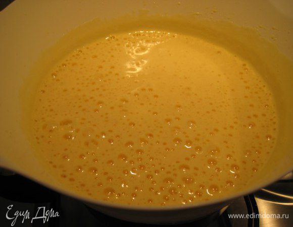 Бисквит:
Разогреть духовку до 180°С.
Взбить яйца с сахаром и ванилином миксером на водяной бане до посветления, увеличения массы в объеме и до температуры 35°C. Это займет всего несколько минут, масса будет очень пышная.