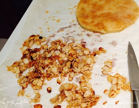 Когда орешки чуть поджарятся, перекладываем их на бумагу — пусть остынут. 