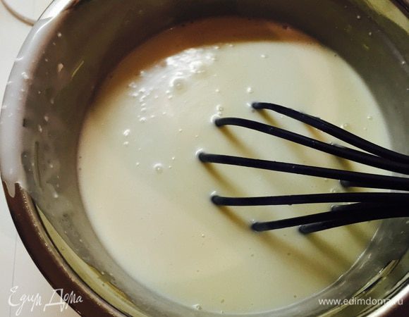 Нагреваем набухший желатин до растворения (не кипятим). Добавляем к нему пару ложек крема, перемешиваем, потом все выливаем в крем, еще раз хорошо мешаем венчиком. Ставим в холодильник минут на 30 (до среднего застывания).