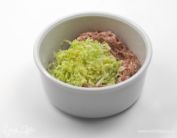 Начинка: в фарш добавить 1/2 столовой ложки соевого соуса, чайную ложку сахара, соль, перец, 1/2 столовой ложки кунжутного масла, кукурузный крахмал, мелко порубленный чеснок, тертый имбирь, устричный соус. Все перемешать. Мелко порубить пекинскую капусту. Нарезать побеги чеснока и лука и добавить в фарш. Перемешать и поставить в холодильник на 30 минут.
