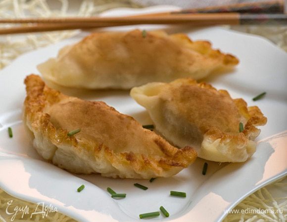 Соус: смешать уксус, 2 столовых ложки соевого соуса, 1/2 столовой ложки кунжутного масла, чайную ложку сахара и чайную ложку воды. Подавать с соусом, украсив зеленым луком.