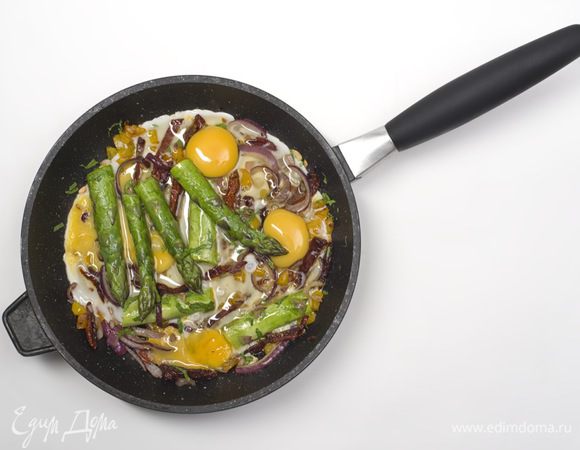 Затем к овощам вбить яйца, перемешать и держать на огне, пока они не начнут схватываться.

