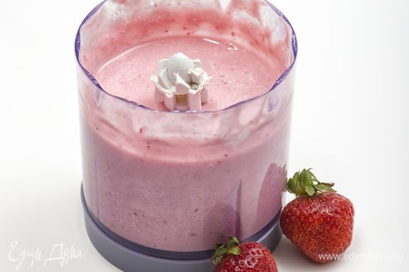 Йогурт влить в стакан для блендера, добавить творог и клубнику. Все взбить до получения однородной массы.