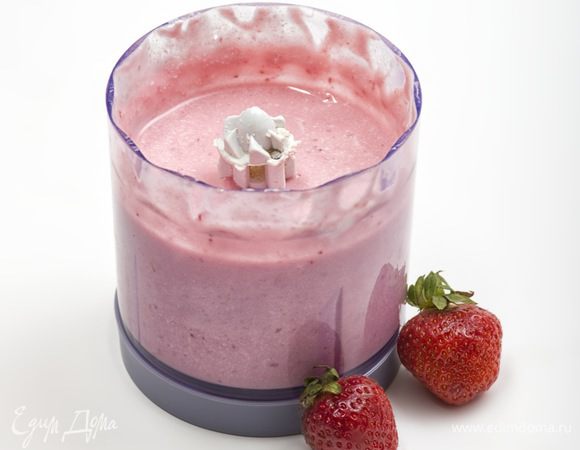 Йогурт влить в стакан для блендера, добавить творог и клубнику. Все взбить до получения однородной массы.


