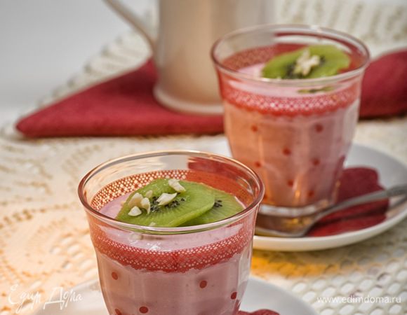 Коктейль перелить в бокалы, посыпать толченным арахисом и украсить дольками киви. 