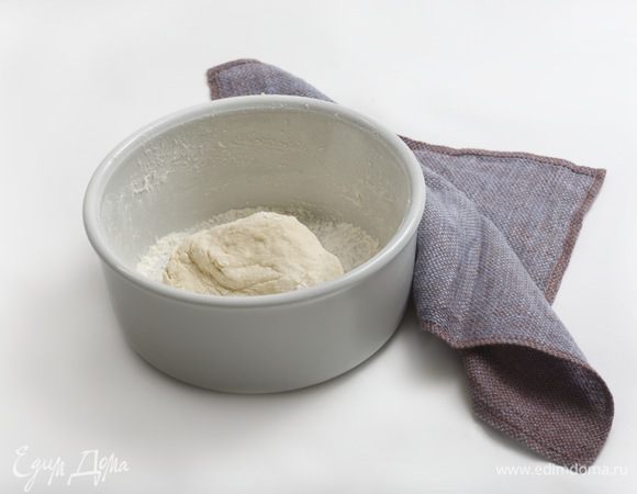 Муку высыпать в миску, в центре сделать углубление и влить в него помешивая воду — сначала горячую (1/2 стакана), затем холодную (1/2 стакана). Добавить масло. Тесто хорошо вымесить.
