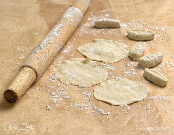 Деревянной скалкой раскатать из них кружочки диаметром около 5 см. Края кружочков раскатать тоньше, чем середину. 
