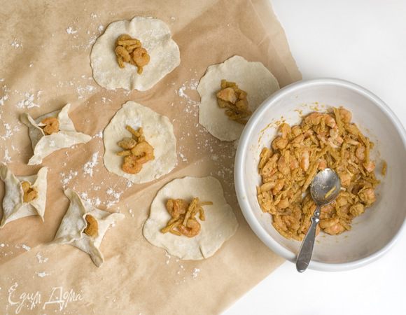 Начинка: смешать креветки, ростки бамбука, 4 столовые ложки воды, соевый соус, рисовое вино, сахар и черный перец, до образования однородной массы. Затем помешивая добавить кукурузную муку. 

