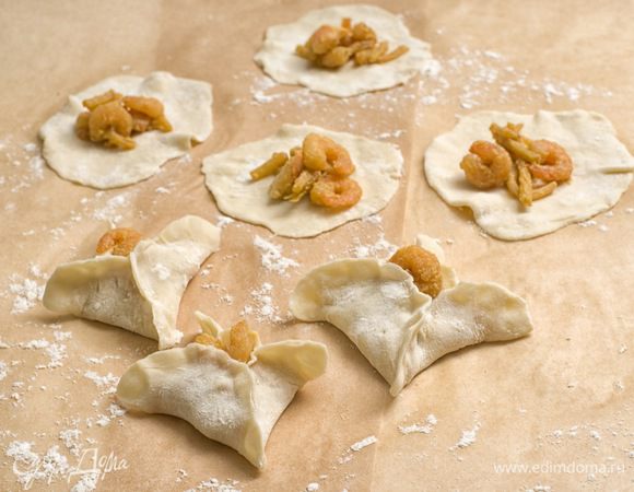 На середину каждого кружка положить начинку так, чтобы края сошлись, и получился «кувшинчик».

