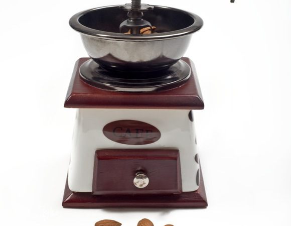 В ней же измельчить столовую ложку миндаля.

