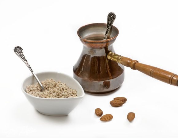 Положить в джезву 3 чайные ложки кофе, 2 чайные ложки миндаля, ложку сахара и щепотку соли. Залить водой и поставить на огонь. Как только начнет подниматься пенка, погасить ее ложечкой холодной воды, когда пенка поднимется во второй раз, снять джезву с огня.



