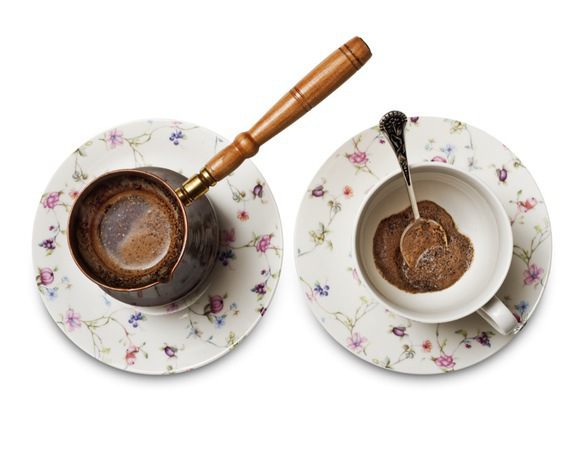 Ложечкой снять пенку и уложить ее на дно кружки, сверху залить кофе.