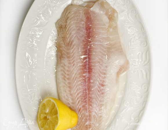Рыбное филе сбрызнуть лимонным соком и оливковым маслом, накрыть пищевой пленкой и на 10 минут поместить в холодильник.

