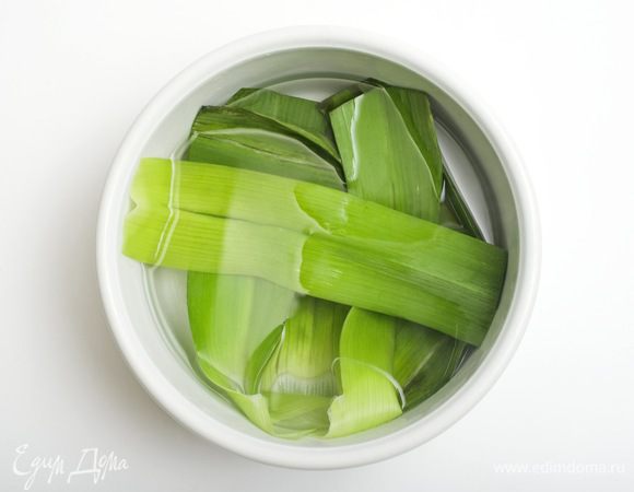 От стебля лука порея отделить зеленые листья и на 2-3 минуты опустить их в кипящую подсоленную воду, после хорошо промыть холодной водой (для сохранения цвета).

