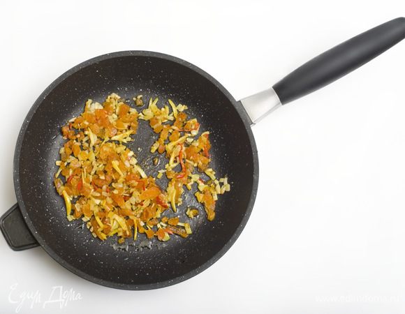 Лук, чеснок и очищенный от семян перец чили мелко нарезать и обжарить в смеси оливкового и сливочного масел в течении 5 минут. Добавить кориандр, цедру 1/2 лимона, куркуму и соль и подержать на огне еще 2-3 минуты.
