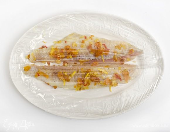 Готовую смесь выложить на рыбное филе накрыть пищевой пленкой и отправить мариноваться в холодильник на 1 час.
