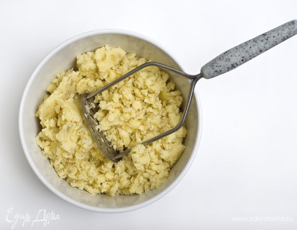 Картофель отварить в подсоленной воде. К отварному картофелю добавить сливочное масло и приготовить пюре.

