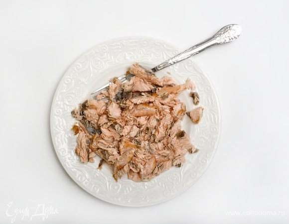 Филе лосося запечь на гриле (6-7 минут) или отварить в кипящей воде с добавлением лаврового листа и соли. Затем выложить на тарелку, остудить и разделить вилкой на небольшие кусочки.

