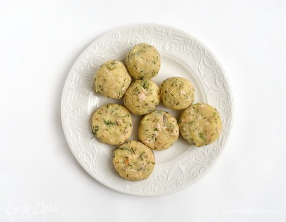 Из картофельно-рыбной массы слепить шарики размером с грецкий орех. Немного расплющить.

