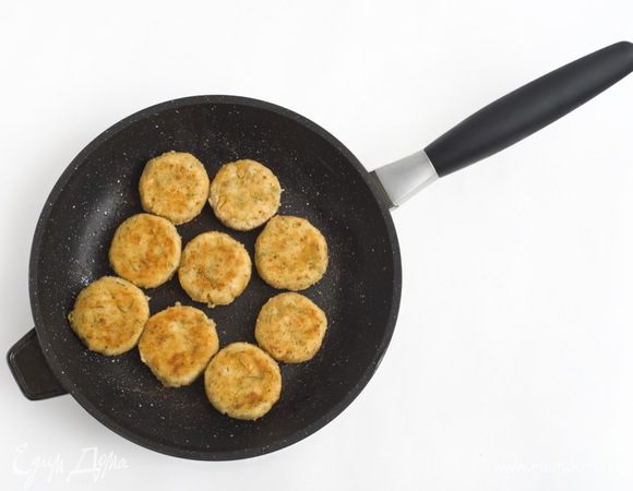 В сковороде разогреть растительное масло. Обвалять каждый шарик в муке, затем обмакнуть в взбитое яйцо, после в панировочные сухари. Обжарить до золотистого цвета (по 3-5 минуты с каждой стороны).

