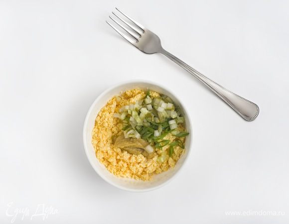 Соус: желтки 3 отваренных яиц перетереть вилкой. Добавить 2 ч. л. горчицы, оливковое масло, сок половины лимона и щепотку соли. Все хорошо взбить до кремообразного состояния. Затем добавить измельченный соленый огурец и вторую половину порубленного зеленого лука, все перемешать.