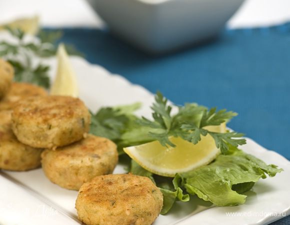 Подавать с листьями салата и дольками лимона. 