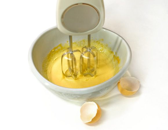 Отделить желтки от белков. Желтки с 2 ст. л. сахарной пудры взбить миксером до кремовой консистенции.


