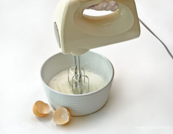 Белки с 2 ст. л. сахарной пудры взбить миксером до появления пены.



