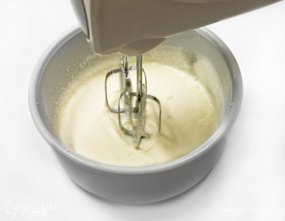 Сливки с 2 ст. л. сахарной пудры взбить миксером в пышную плотную пену.



