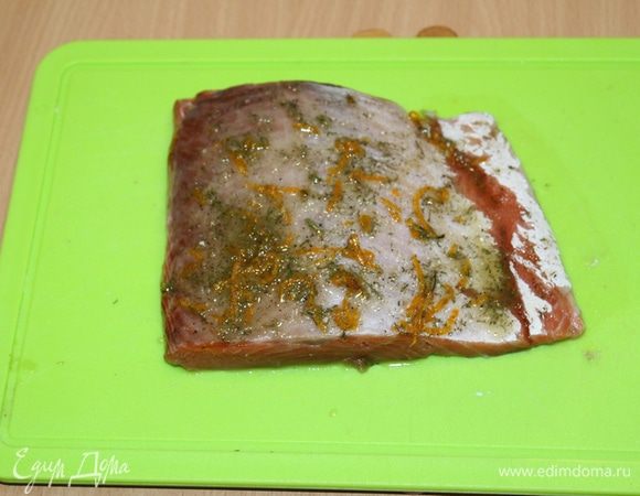 Приготовить все для маринада, смешав все ингредиенты, намазать этой смесью  рыбу, завернуть в пленку и убрать в холодильник на 30 минут.