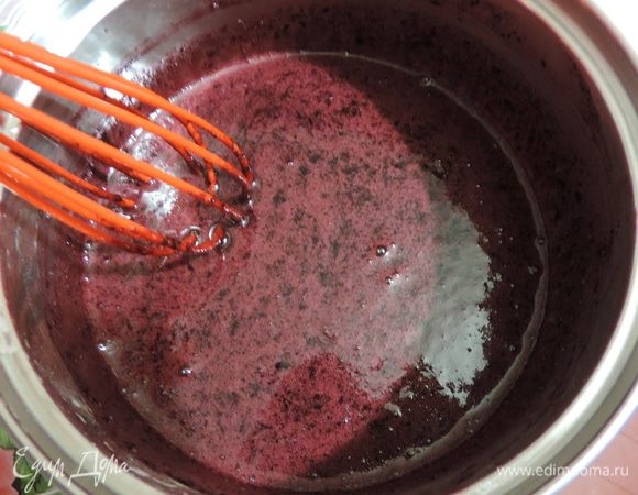 Первым делом нам следует приготовить заварную черничную основу для нашего крема. Ей нужно будет остыть.
Для этого нам понадобиться из черники (можно брать как свежую ягоду, так и замороженную) приготовить пюре.
Затем соединяем в сотейнике яйцо, сахар, крахмал (столовую ложку с хорошей горкой) и пюре. Венчиком перемешиваем до однородности.
Ставим на средний огонь и при постоянном помешивании доводим до кипения. Как только появятся первые пузырьки — крем готов.
Попробуйте крем на вкус, если понадобится, можно добавить еще немного сахара. 
Снимаем сотейник с огня и добавляем масло, перемешиваем до полной однородности.
Накрываем пищевой пленкой в контакте с поверхностью крема и отправляем остывать в прохладное место или в емкость с холодной водой.
