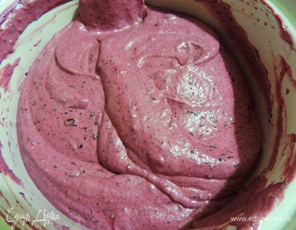 В три приема вводим взбитые сливки в остывший до комнатной температуры черничный крем и аккуратно перемешиваем.
Получаем очень вкусный и красивый крем сиреневого цвета.