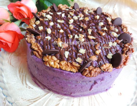 Теперь приступаем к сборке торта. Кладем на блюдо бисквитный пласт шоколадом вверх, смазываем третью крема и так чередуем коржи и крем.
Бока и верх торта смазываем кремом и выравниваем.
Украшаем по вкусу.
В моем случае я нанесла сеточку из растопленного шоколада (чтобы на торте он резался, а не крошился, можно добавить в него половину чайной ложечки рафинированного подсолнечного масла). Посыпала грубо нарубленными грецкими орехами, дополнительно украсила четвертинками ореха и шоколадными дисками.
Готовому торту нужно постоять в холодильнике не меньше 4 часов, желательно оставить на ночь.