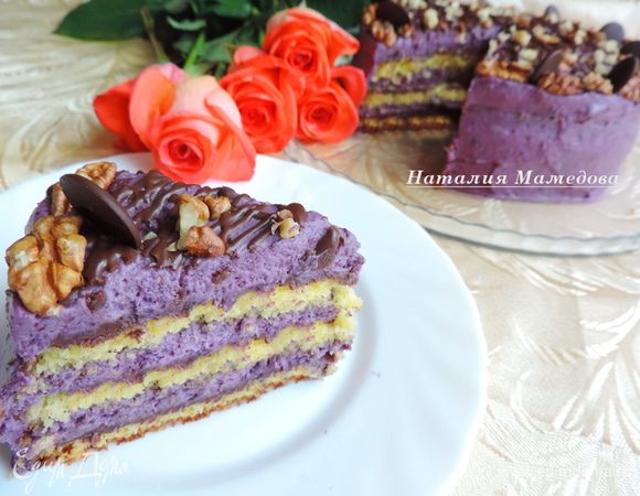 Вот такой красочный разрез у нашего торта. Приятного аппетита!