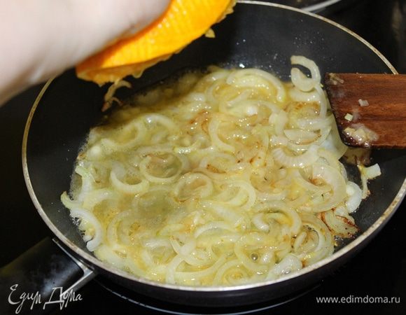 Добавить сахар, все время помешивая, на небольшом огне слегка карамелизовать сахар. Добавить свежевыжатый апельсиновый сок, перемешать  и готовить пока сок не выпарится на 2/3 и немного не загустеет.
