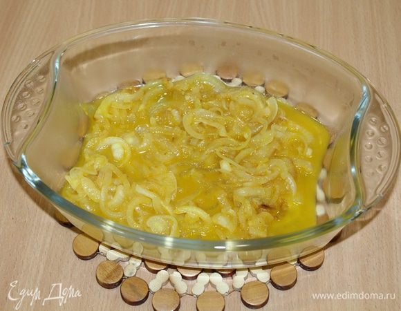 Выложить лук в форму для запекания.