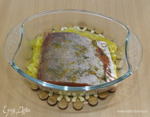 Сверху уложить кусок рыбы.