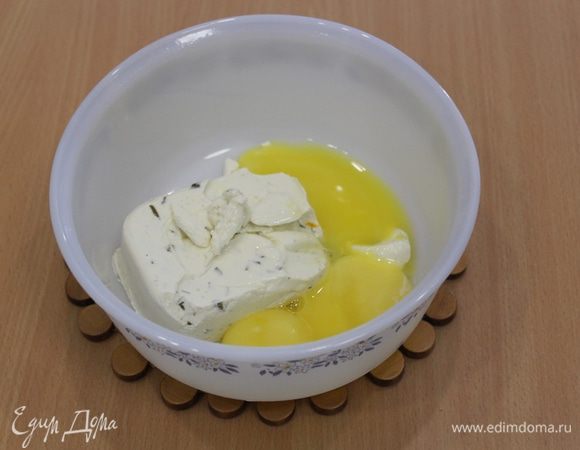 Творожный сыр (у меня с укропом) взбить с тремя желтками.