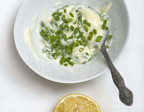 Зеленый лук мелко нарежьте и смешайте с сыром «Филадельфия», посолите и поперчите, добавьте сок 1/2 лимона и снова перемешайте.