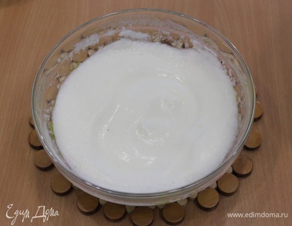  В отдельной чашке белки взбить до мягких пиков.