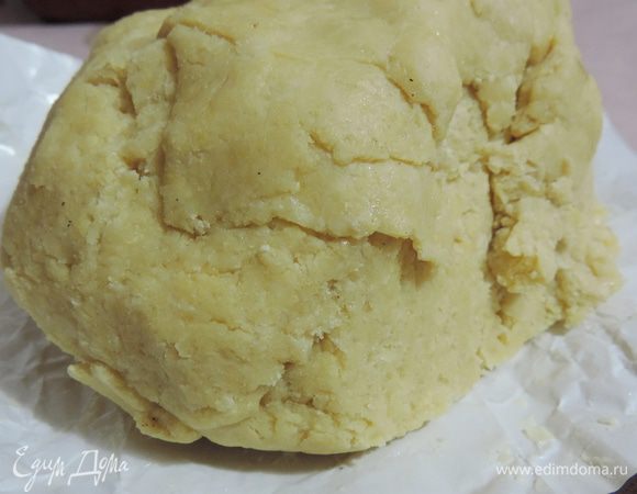 Первым делом нам понадобится приготовить песочное тесто.
Для этого растираем в крошку холодный маргарин с мукой, разрыхлителем (пакетик рассчитанный на 0,5 кг муки!), ванилином и сахаром. Добавляем яичные желтки (белки пойдут в безе) и быстро замешиваем тесто.
Мне этого сделать не удалось, поэтому я дополнительно добавила 2 столовые ложки сметаны.
Готовое тесто убрать в холодильник минимум на 40 минут.