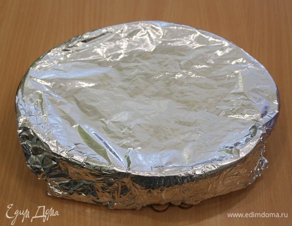 Закрыть фольгой и поместить на 15 минут в разогретую духовку 200°C.