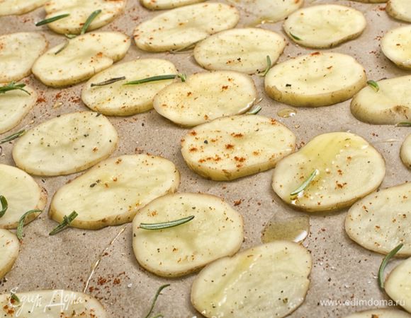 Затем посыпать его солью, перцем, паприкой, розмарином, сбрызнуть оливковым маслом и на 15 минут отправить в разогретую до 180°C духовку (поместить в верхней части духового шкафа).



