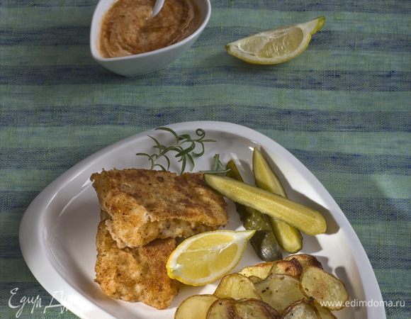 Подавать с запеченным картофелем и соусом из майонеза и кетчупа, добавив дольку лимона.
