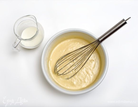 Муку, разрыхлитель, соль и ванильный сахар тщательно смешать с желтками, затем аккуратно влить молоко и растопленное сливочное масло. Все хорошо взбить венчиком.