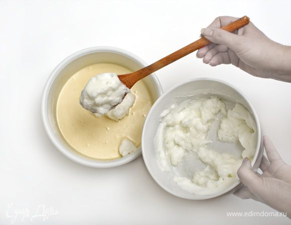 Добавить взбитые белки и перемешать.